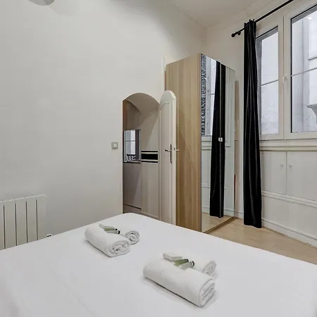Luminous Flat In Champs-elysees Apartment *